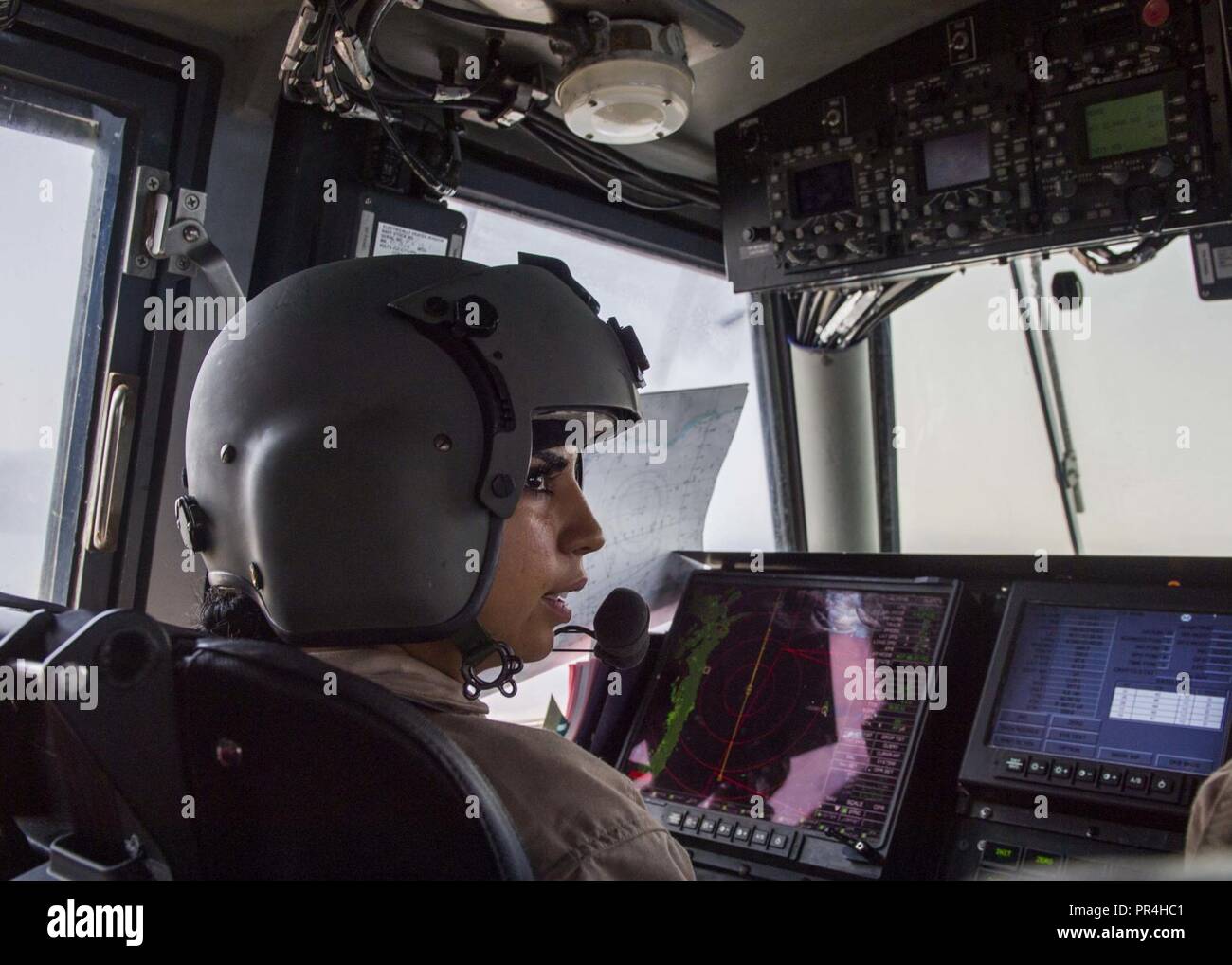 Golfe d'ADEN (sept. 8, 2018) 1ère classe Quartier-maître Denise Perez, de Corsicana, Texas, affecté à l'unité d'assaut, 5 navigue Landing Craft Air Cushion 82, tout en participant au combat amphibie (Répétition TACR) 18. Dirigé par la force, de la Naval Amphibious Task Force 51/5ème expédition Marine Expeditionary Bridge, TACR intègre U.S. Navy Marine Corps et biens pour pratiquer et répéter un éventail de capacités liées à l'combat critiques disponibles pour le Commandement central américain, sur mer comme à terre, à promouvoir la stabilité et la sécurité dans la région. 5e Flotte des États-Unis et ressources de la coalition participent Banque D'Images