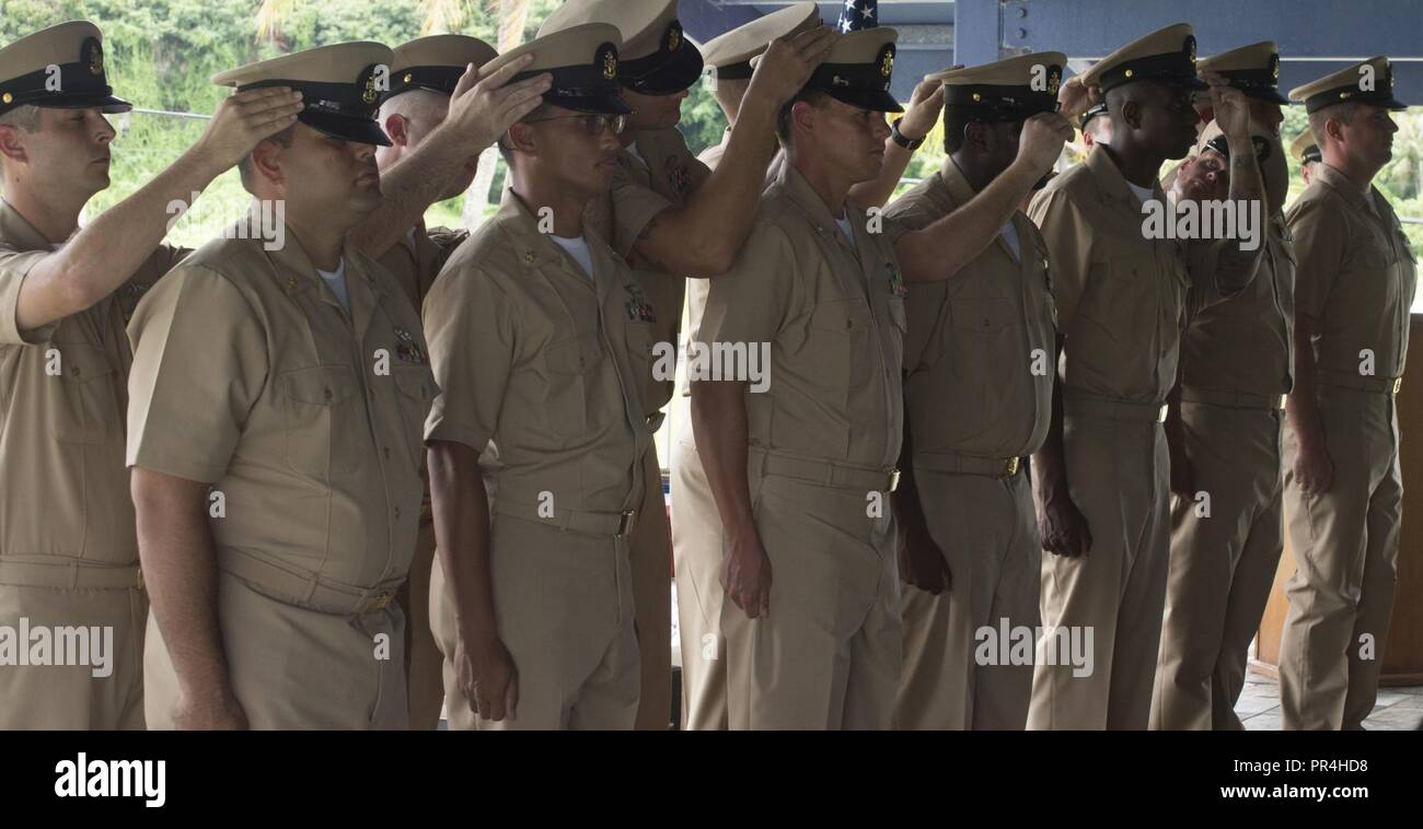 SANTA RITA, Guam (sept. 14, 2018) Nouveau épinglé des premiers maîtres sont couverts par leurs auteurs au cours de leurs commandements' Le premier maître de cérémonie l'épinglage à la base navale de plaisance de Guam, le 14 septembre. La cérémonie a reconnu sept nouveaux chefs punaisé attribué à COMSUBRON 15, sous-marin de la classe Los Angeles USS Asheville (SSN 758), l'équipe de suivi de la performance, et Guam détachement naval Submarine détachement Pacifique Centre de formation de Guam. Banque D'Images