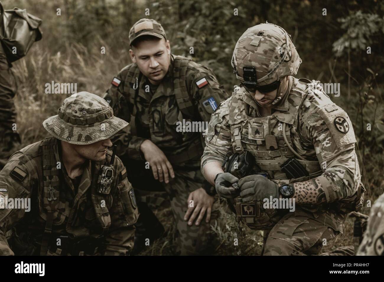 Groupe de combat des soldats affectés à la Pologne, Groupe de travail Raider 2/278ème régiment de cavalerie blindée conduite formation interopérabilité avec l'armée polonaise. La Pologne est un groupe de combat, unique coalition multinationale d'États-Unis, Royaume-Uni, soldats roumains et croates qui servent avec la 15e Brigade mécanisée polonaise comme un moyen de dissuasion à l'appui de l'OTAN vers l'amélioration de la présence. Banque D'Images