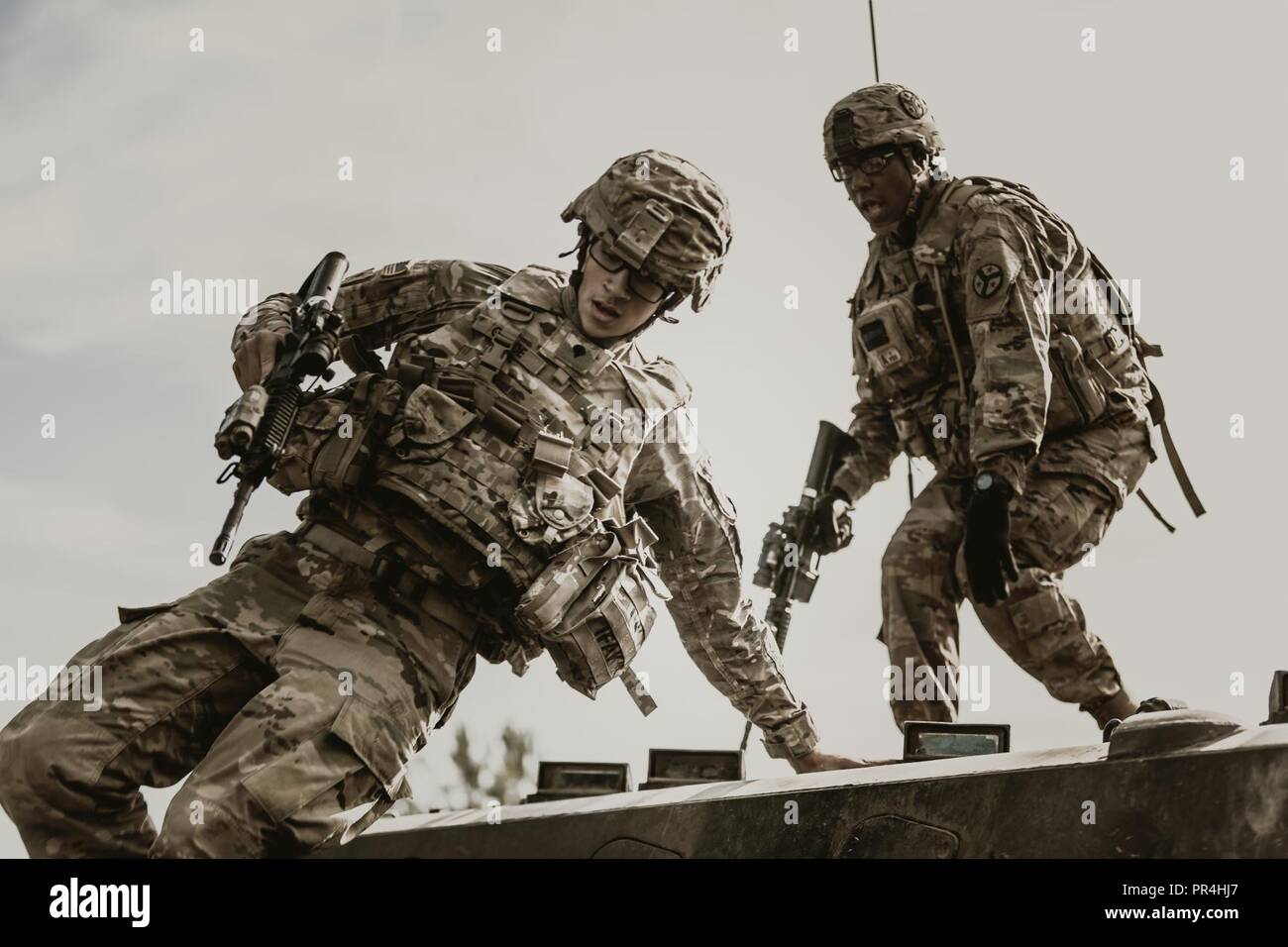 Groupe de combat des soldats affectés à la Pologne, Groupe de travail Raider 2/278ème régiment de cavalerie blindée conduite formation interopérabilité avec l'armée polonaise. La Pologne est un groupe de combat, unique coalition multinationale d'États-Unis, Royaume-Uni, soldats roumains et croates qui servent avec la 15e Brigade mécanisée polonaise comme un moyen de dissuasion à l'appui de l'OTAN vers l'amélioration de la présence. Banque D'Images