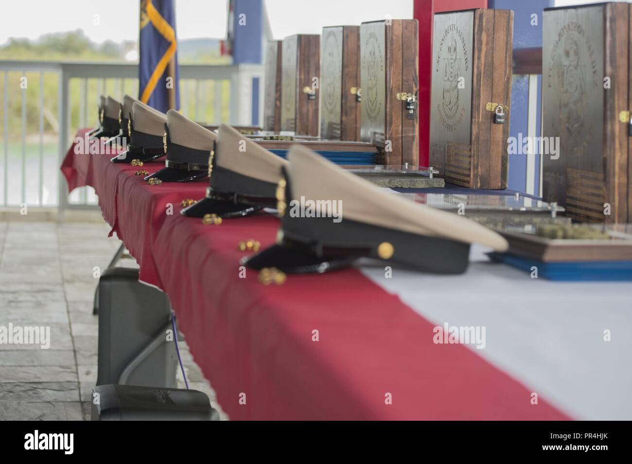 SANTA RITA, Guam (14 Sept 2018) l'or perdu des ancres, couvercles et plaques attendre sept marins affectés à COMSUBRON 15, sous-marin de la classe Los Angeles USS Asheville (SSN 758), l'équipe de suivi de la performance, et Guam détachement naval Submarine détachement Pacifique Centre de formation de Guam, avant l'commands' le premier maître de l'épinglage. Banque D'Images