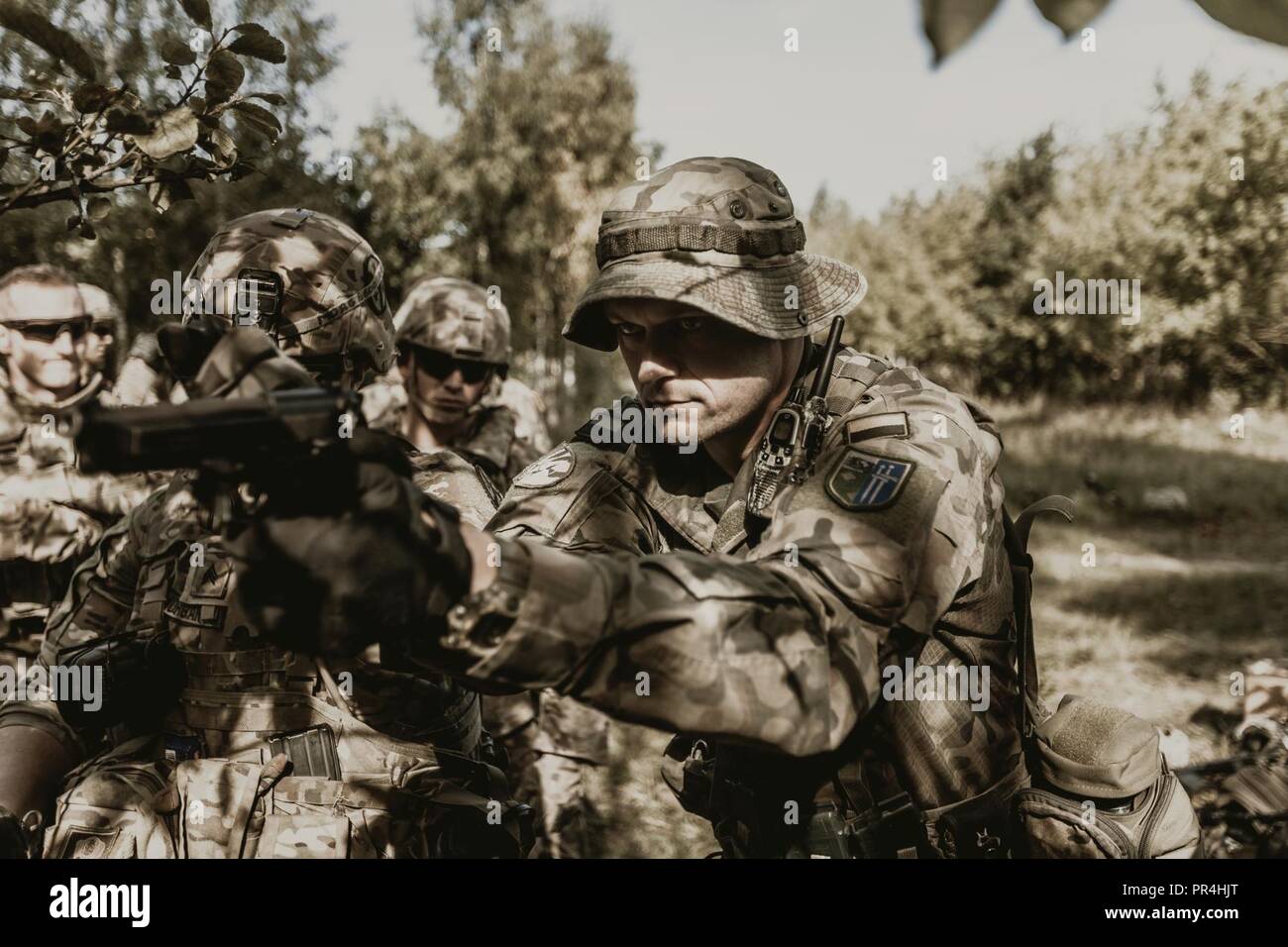 Groupe de combat des soldats affectés à la Pologne, Groupe de travail Raider 2/278ème régiment de cavalerie blindée conduite formation interopérabilité avec l'armée polonaise. La Pologne est un groupe de combat, unique coalition multinationale d'États-Unis, Royaume-Uni, soldats roumains et croates qui servent avec la 15e Brigade mécanisée polonaise comme un moyen de dissuasion à l'appui de l'OTAN vers l'amélioration de la présence. Banque D'Images