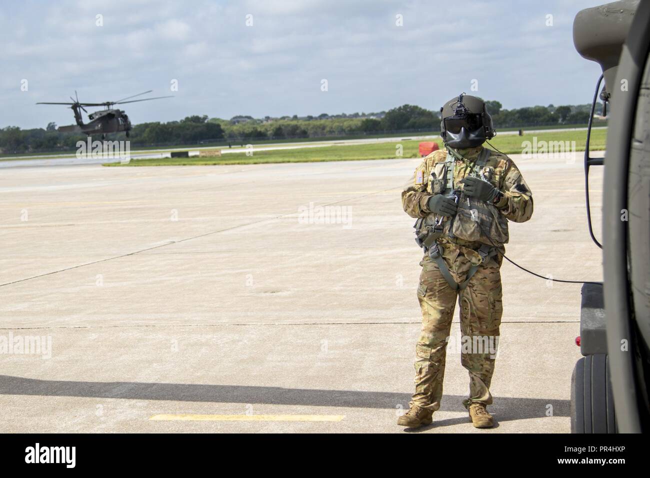 Deux hélicoptères Blackhawk de l'UH-60 et 13 soldats affectés à une Lincoln, Nebraska Army National Guard aviation unit mobiliser, le 13 septembre 2018, à l'appui de l'ouragan Florence pour les opérations de secours après l'approbation par le gouverneur du Nebraska Pete Ricketts, plus tôt dans la journée. La Société G, 2-104e soutien général des soldats du bataillon de l'Aviation s'est écarté de la facilité de soutien d'aviation de l'armée no 1 à Lincoln et on s'attend à ce stade pré-dans le Tennessee jusqu'à l'ouragan fait toucher terre. Une fois que le temps le permet, les équipages se déplace en Caroline du Nord pour commencer à aider les opérations de secours. L Banque D'Images