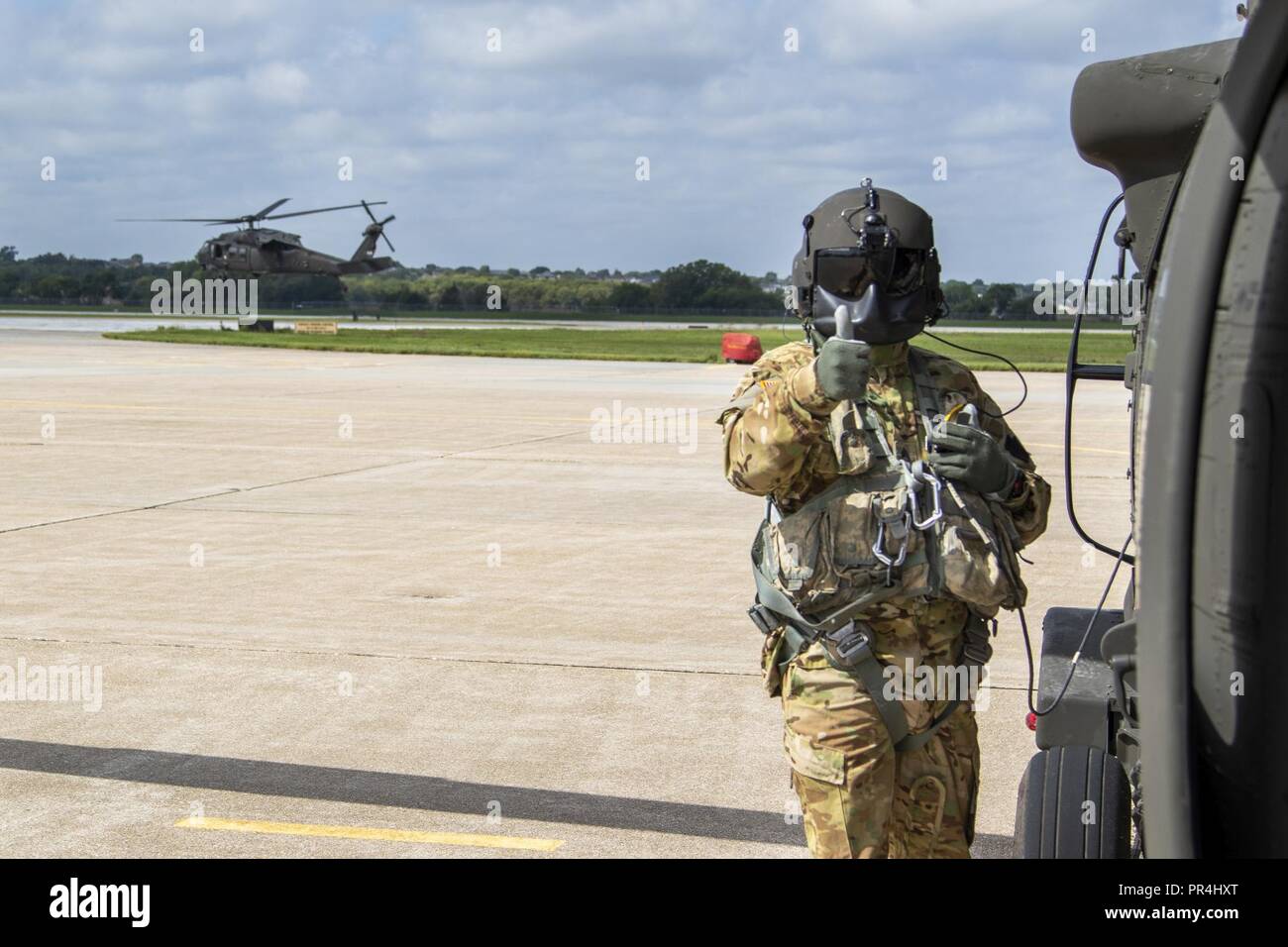 Deux hélicoptères Blackhawk de l'UH-60 et 13 soldats affectés à une Lincoln, Nebraska Army National Guard aviation unit mobiliser, le 13 septembre 2018, à l'appui de l'ouragan Florence pour les opérations de secours après l'approbation par le gouverneur du Nebraska Pete Ricketts, plus tôt dans la journée. La Société G, 2-104e soutien général des soldats du bataillon de l'Aviation s'est écarté de la facilité de soutien d'aviation de l'armée no 1 à Lincoln et on s'attend à ce stade pré-dans le Tennessee jusqu'à l'ouragan fait toucher terre. Une fois que le temps le permet, les équipages se déplace en Caroline du Nord pour commencer à aider les opérations de secours. L Banque D'Images