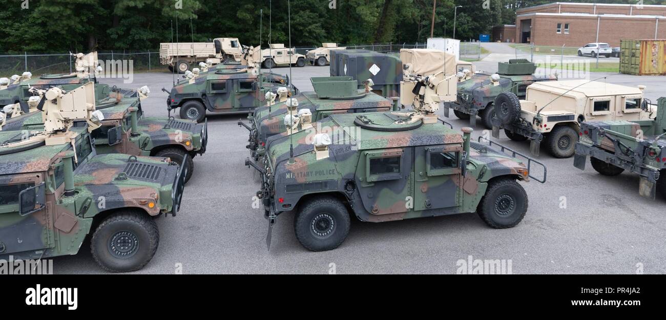 Youngsville NC - Les soldats de la Garde nationale de Caroline du Nord pour préparer les opérations de soutien d'ouragan dans le cadre de plus de 2 800 Le Service de la Garde nationale de Caroline du Nord ont appelé à l'activité de service pour l'ouragan Florence. Banque D'Images