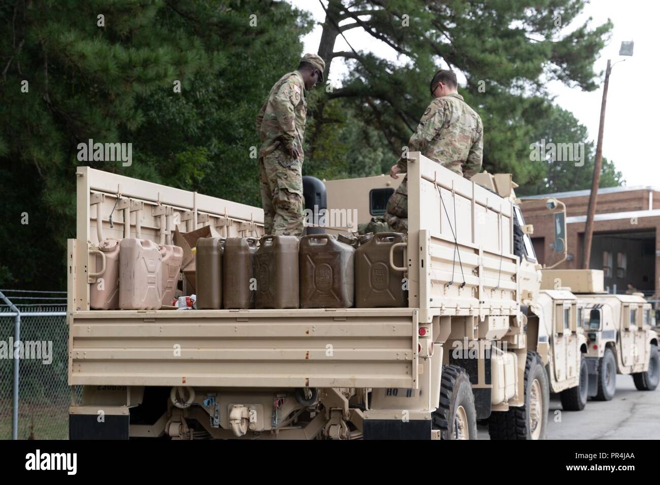 Youngsville NC - Les soldats de la Garde nationale de Caroline du Nord pour préparer les opérations de soutien d'ouragan dans le cadre de plus de 2 800 Le Service de la Garde nationale de Caroline du Nord ont appelé à l'activité de service pour l'ouragan Florence. Banque D'Images