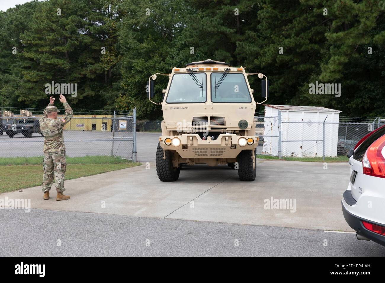 Youngsville NC - Les soldats de la Garde nationale de Caroline du Nord pour préparer les opérations de soutien d'ouragan dans le cadre de plus de 2 800 Le Service de la Garde nationale de Caroline du Nord ont appelé à l'activité de service pour l'ouragan Florence. Banque D'Images