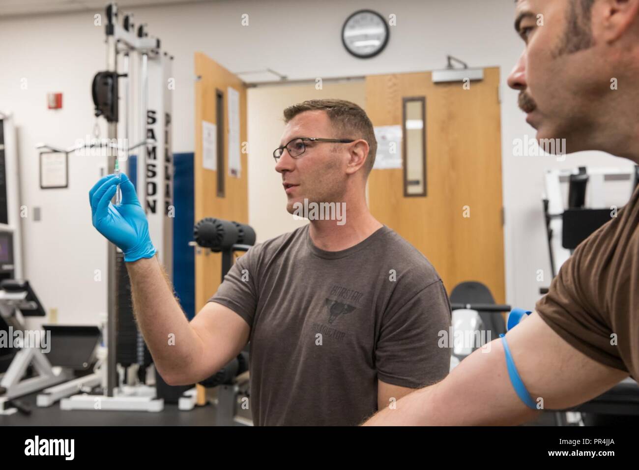 Agent BORSTAR John Welter, temporairement affecté à Jacksonville Air et opérations maritimes, donne aux agents une formation de recyclage de base IV le 14 septembre 2018, avant l'ouragan Florence l'intervention d'urgence. Banque D'Images