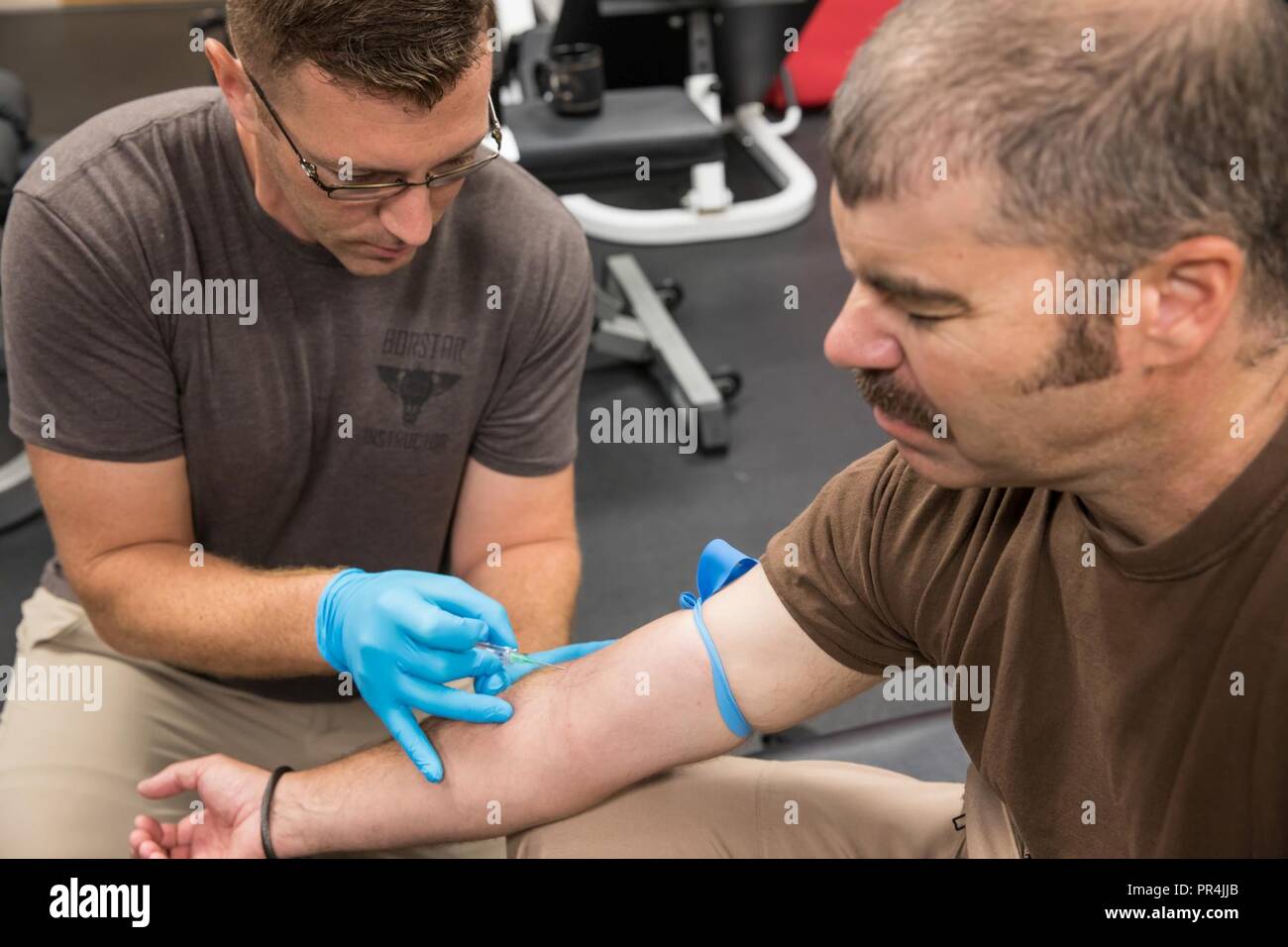 Agent BORSTAR John Welter, temporairement affecté à Jacksonville Air et opérations maritimes, donne aux agents une formation de recyclage de base IV le 14 septembre 2018, avant l'ouragan Florence l'intervention d'urgence. Banque D'Images