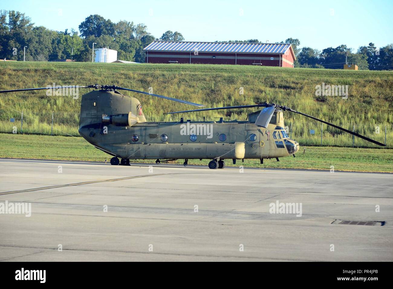 L'Armée américaine Un hélicoptère CH-47 Chinook se trouve sur la rampe à McGhee Tyson de Base nationale de l'air, au Tennessee. L'aéronef ont été organisées dans l'Est du Tennessee à réagir rapidement, si nécessaire, à la suite de l'ouragan Florence. Banque D'Images