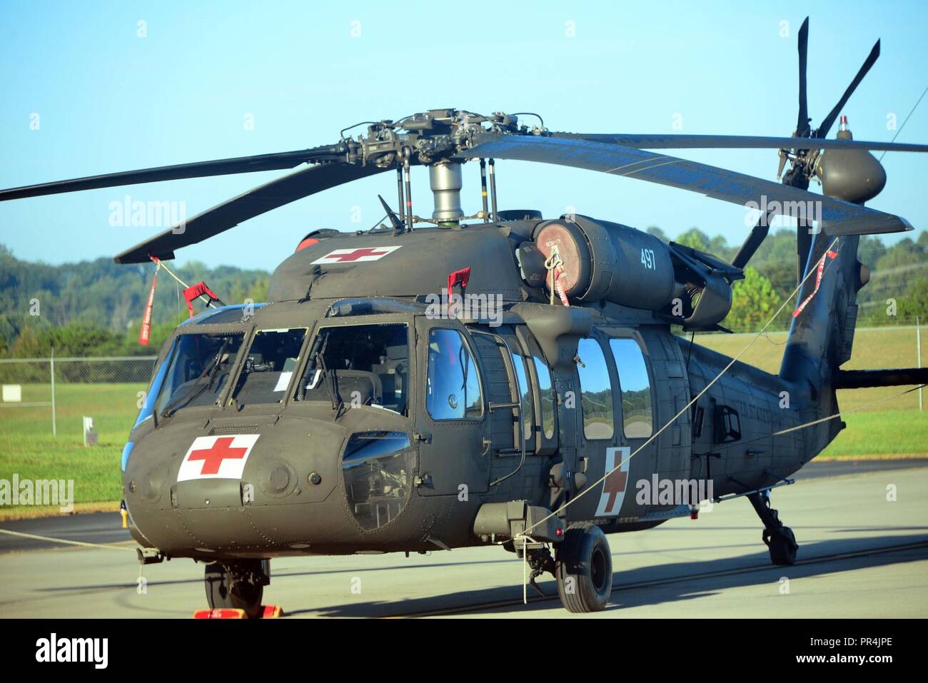 Une armée américaine d'hélicoptères UH-60 Blackhawk est assis sur la rampe à McGhee Tyson de Base nationale de l'air, New York en attente de service. L'aéronef ont été organisées dans l'Est du Tennessee à réagir rapidement, si nécessaire, à la suite de l'ouragan Florence. Banque D'Images