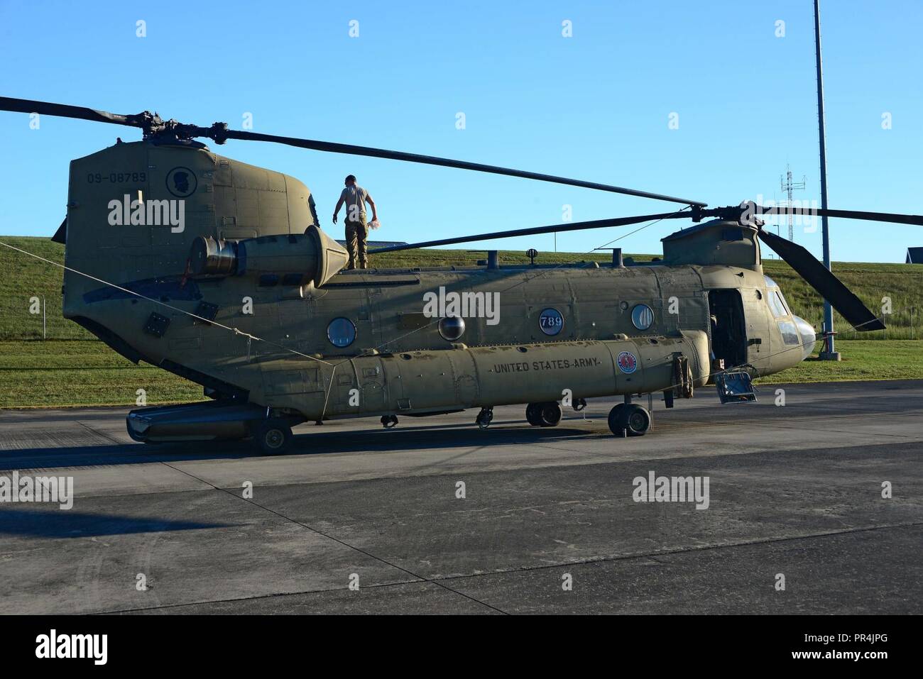 L'Armée américaine Un hélicoptère CH-47 Chinook se trouve sur la rampe à McGhee Tyson de Base nationale de l'air, au Tennessee. L'aéronef ont été organisées dans l'Est du Tennessee à réagir rapidement, si nécessaire, à la suite de l'ouragan Florence. Banque D'Images