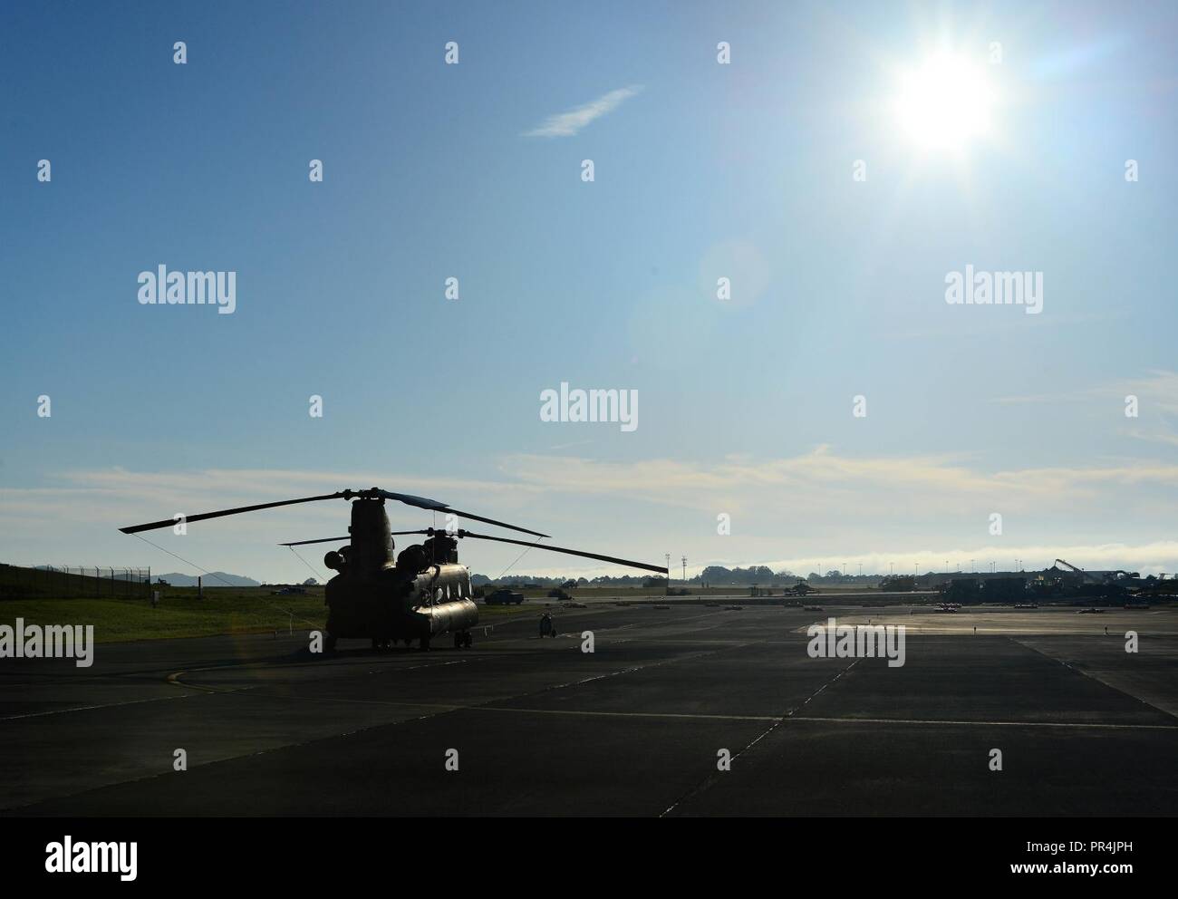L'Armée américaine Un hélicoptère CH-47 Chinook se trouve sur la rampe à McGhee Tyson de Base nationale de l'air, au Tennessee. L'aéronef ont été organisées dans l'Est du Tennessee à réagir rapidement, si nécessaire, à la suite de l'ouragan Florence. Banque D'Images