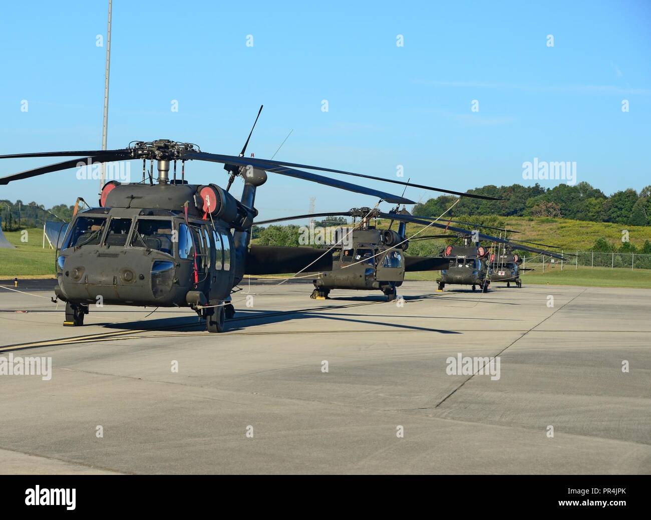 L'armée américaine d'hélicoptères UH-60 Blackhawk assis sur la rampe à McGhee Tyson de Base nationale de l'air, au Tennessee. L'aéronef ont été organisées dans l'Est du Tennessee à réagir rapidement, si nécessaire, à la suite de l'ouragan Florence. Banque D'Images