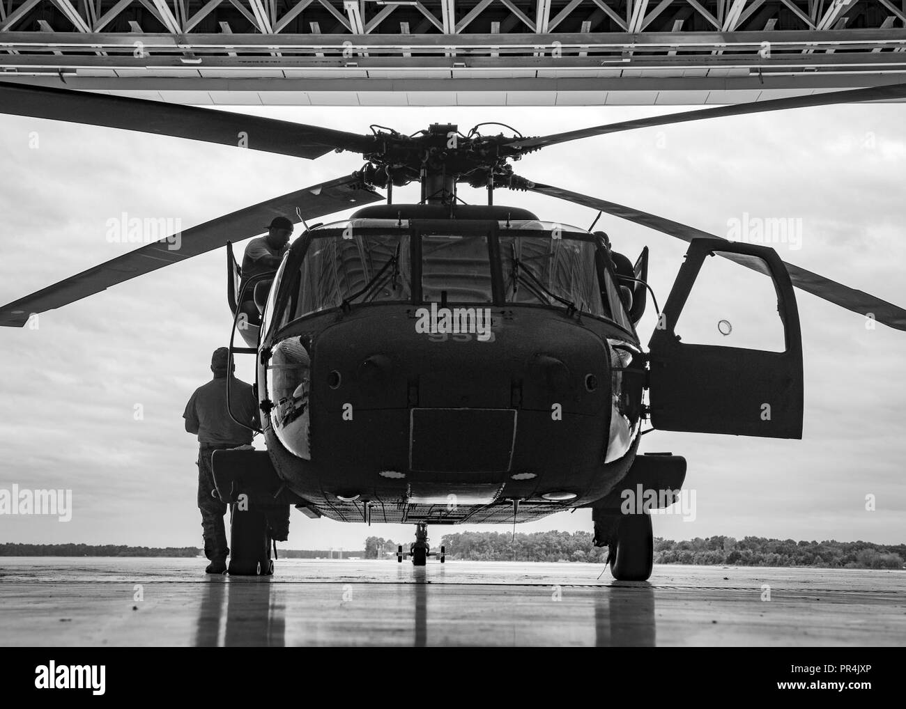 Avec les soldats de la Garde nationale de Caroline du Sud, en collaboration avec les membres de l'équipe de Sauvetage Aquatique Hélicoptère L.C. (assurer un UH-60 Black Hawk est prêt pour des missions de sauvetage à la suite de l'ouragan Florence, Charleston, SC, 14 Septembre, 2018. SC-HART est un partenariat entre les unités de l'aviation de la Garde nationale de Caroline du Sud et de l'état de la Caroline du Sud en matière de recherche et de sauvetage Task Force. Banque D'Images