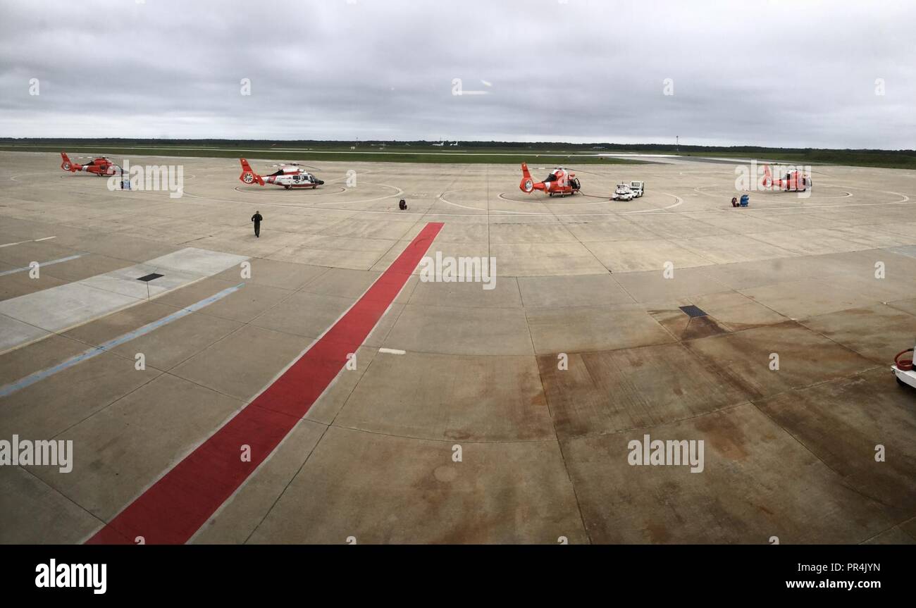 Les équipages de quatre hélicoptères Dauphin MH-65 conduite de prévisions météo et de planning de vol en prévision de l'ouragan Florence réponse, le 14 septembre 2018, la Garde côtière canadienne à la station d'Air Atlantic City. Banque D'Images