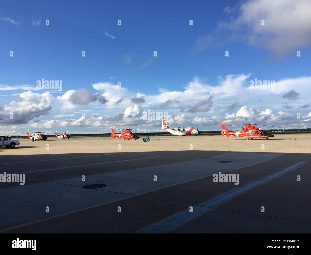 Coast Guard Air Station Atlantic City's ligne de vol en prévision de l'ouragan Florence réponse, le 12 septembre 2018. Banque D'Images