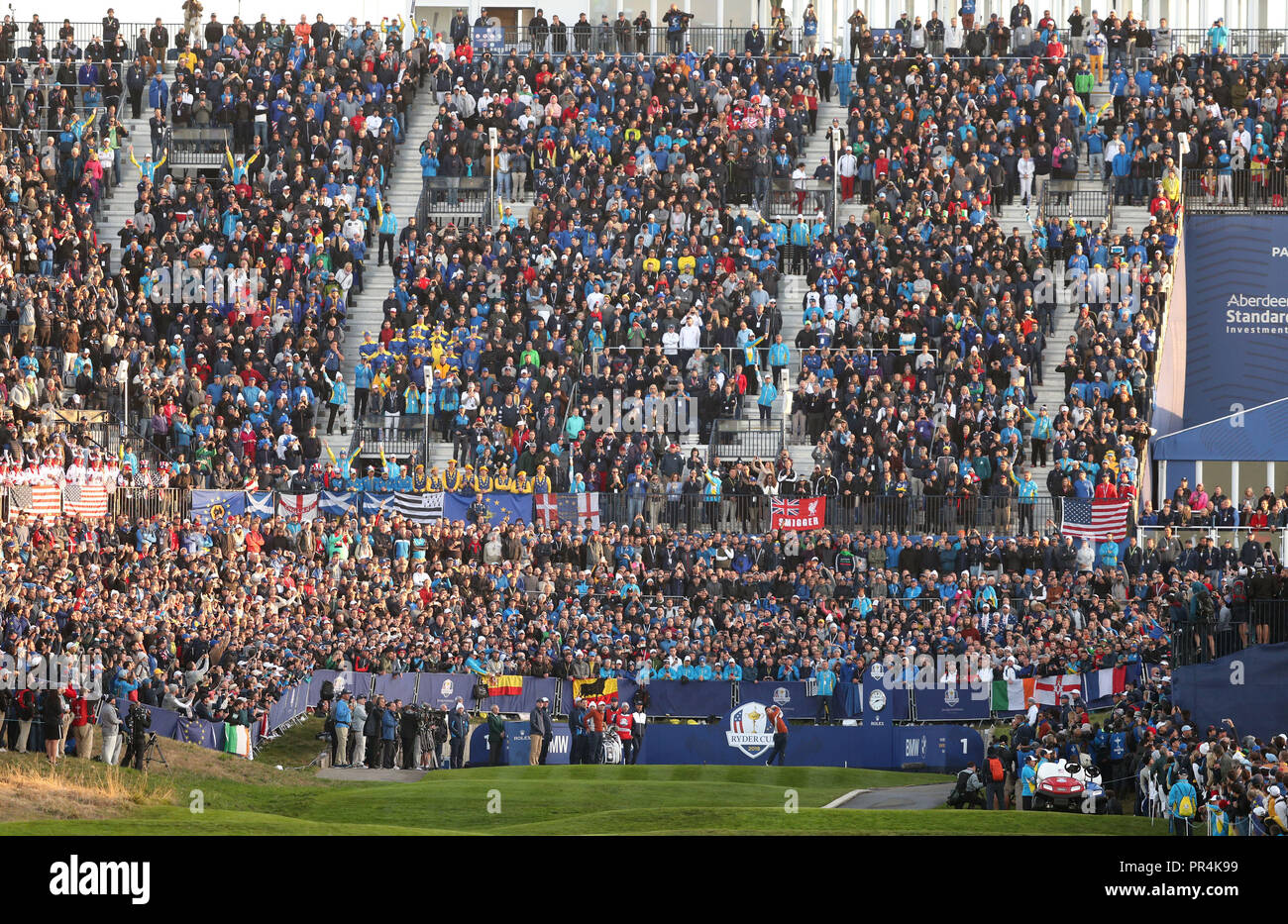 L'Europe de l'équipe tees Rory McIlroy au large de la 1ère lors de la match Fourballs le deuxième jour de la Ryder Cup au Golf National, Saint-Quentin-en-Yvelines, Paris. Banque D'Images