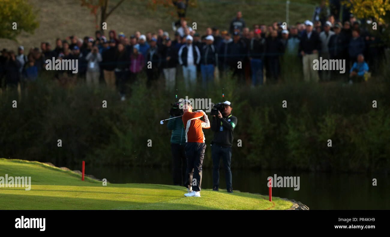 L'Europe de l'équipe au 1er Rory McIlroy fairway pendant le match Fourballs le deuxième jour de la Ryder Cup au Golf National, Saint-Quentin-en-Yvelines, Paris. Banque D'Images