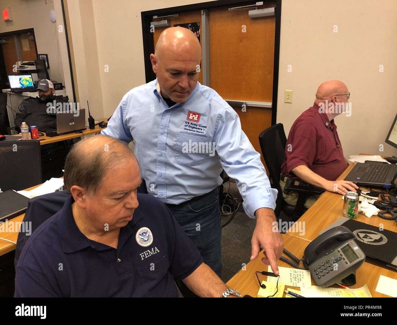 Agent de liaison du district de Charleston Fenouil Tommy travaille avec la FEMA sur des missions qui seront attribuées à l'Corps après l'ouragan Florence. Banque D'Images