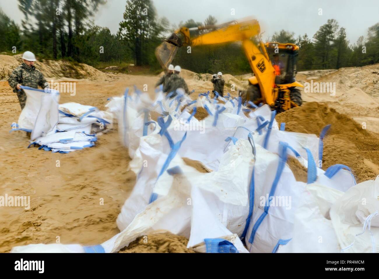 Les soldats de la Garde nationale de Caroline du Sud et L.C. (Ministère des Transports remplir des sacs de sable en prévision de possibles inondations causées par la tempête tropicale Florence, le 15 septembre 2018. Environ 3 200 soldats et aviateurs ont été mobilisés pour préparer, de répondre et de participer aux efforts de rétablissement les prévisionnistes comme la tempête tropicale Florence a le potentiel de causer des inondations et des dommages de l'état comme la tempête fait toucher terre près de la Caroline du Nord et de la côte est. Banque D'Images