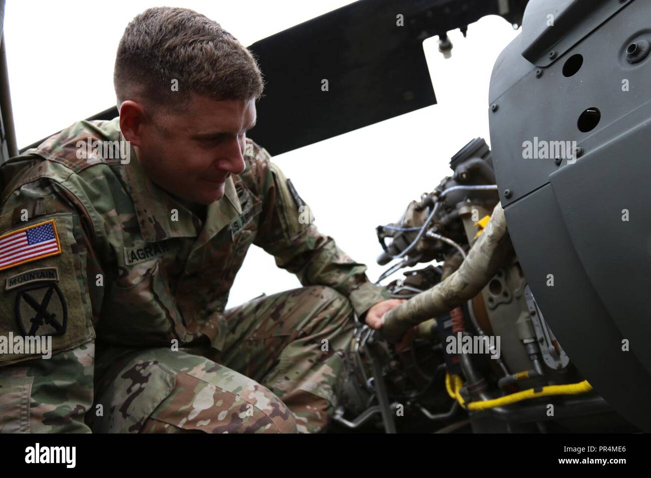 Réserve de l'armée américaine le Sgt. William Lagrave, un hélicoptère CH-47 Chinook responsable avec la société Delta, 5e Bataillon, 159e Bataillon de soutien général, 244th Aviation Aviation Brigade, 11e commandement de l'aviation contribue à l'inspection d'un UH-60 Black Hawk en préparation pour des opérations à l'appui des efforts de secours l'ouragan Florence en tant que partie d'une réponse de l'armée à Fort Eustis, Virginie, le 15 septembre 2018. Banque D'Images