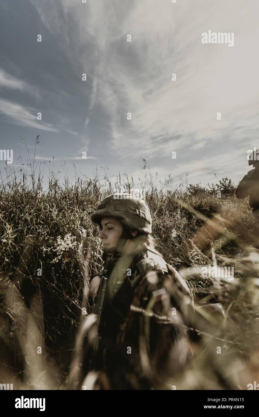 Des soldats polonais affectés à un groupe de combat de la Pologne, de procéder à la formation d'interopérabilité avec l'armée américaine. La Pologne est un groupe de combat, unique coalition multinationale d'États-Unis, Royaume-Uni, soldats roumains et croates qui servent avec la 15e Brigade mécanisée polonaise comme un moyen de dissuasion à l'appui de l'OTAN vers l'amélioration de la présence. Banque D'Images