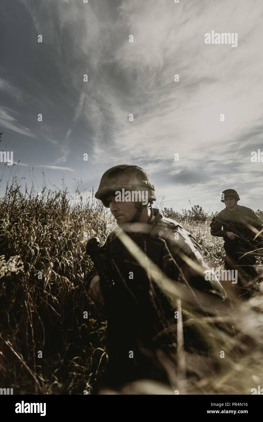 Des soldats polonais affectés à un groupe de combat de la Pologne, de procéder à la formation d'interopérabilité avec l'armée américaine. La Pologne est un groupe de combat, unique coalition multinationale d'États-Unis, Royaume-Uni, soldats roumains et croates qui servent avec la 15e Brigade mécanisée polonaise comme un moyen de dissuasion à l'appui de l'OTAN vers l'amélioration de la présence. Banque D'Images
