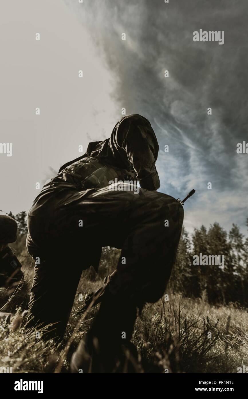 Des soldats polonais affectés à un groupe de combat de la Pologne, de procéder à la formation d'interopérabilité avec l'armée américaine. La Pologne est un groupe de combat, unique coalition multinationale d'États-Unis, Royaume-Uni, soldats roumains et croates qui servent avec la 15e Brigade mécanisée polonaise comme un moyen de dissuasion à l'appui de l'OTAN vers l'amélioration de la présence. Banque D'Images