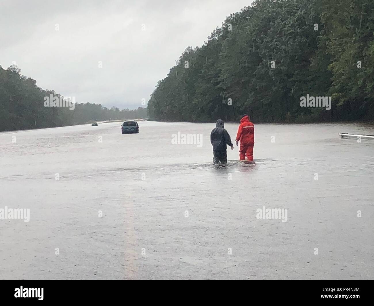 L'eau peu profonde de la Garde côtière canadienne les membres de l'équipe de bateau d'intervention aider les automobilistes coincés dans l'eau d'inondation causée par l'ouragan Florence en Caroline du Nord, le 16 septembre 2018. Banque D'Images