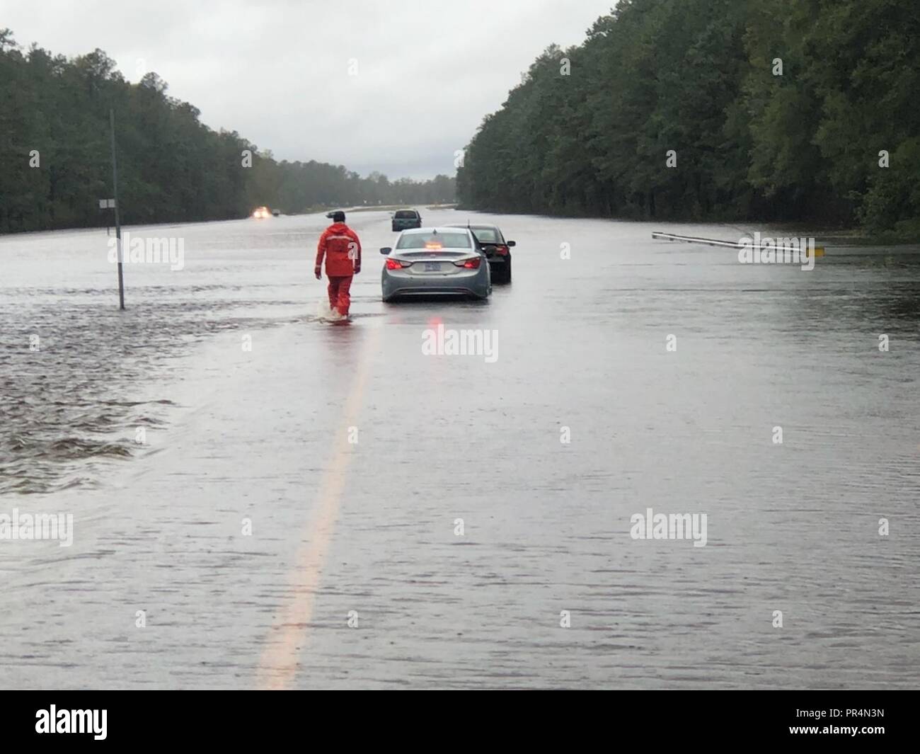 L'eau peu profonde de la Garde côtière canadienne les membres de l'équipe de bateau d'intervention aider les automobilistes coincés dans l'eau d'inondation causée par l'ouragan Florence en Caroline du Nord, le 16 septembre 2018. Banque D'Images
