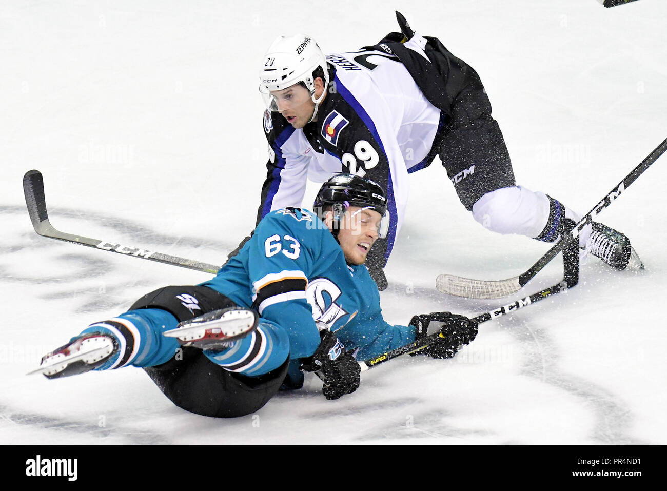 Loveland, Colorado, USA. 28 Sep, 2018. San Jose avant de Barracuda Jeffrey Viel (63) entre en collision avec le Colorado Eagles avant Caleb Herbert (29) dans leur match de hockey à l'AHL Budweiser Events Center à Loveland, Colorado. San Jose a gagné 5-3. Russell Hons/CSM/Alamy Live News Banque D'Images