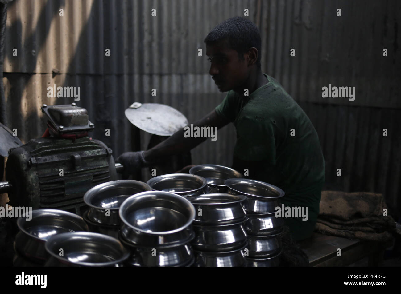 29 septembre 2018 - Dhaka, Bangladesh - l'acier fait l'ustensile employé d'usine travaille sur un environnement très dangereux pour les bas salaires. (Crédit Image : © MD Mehedi Hasan/Zuma sur le fil) Banque D'Images