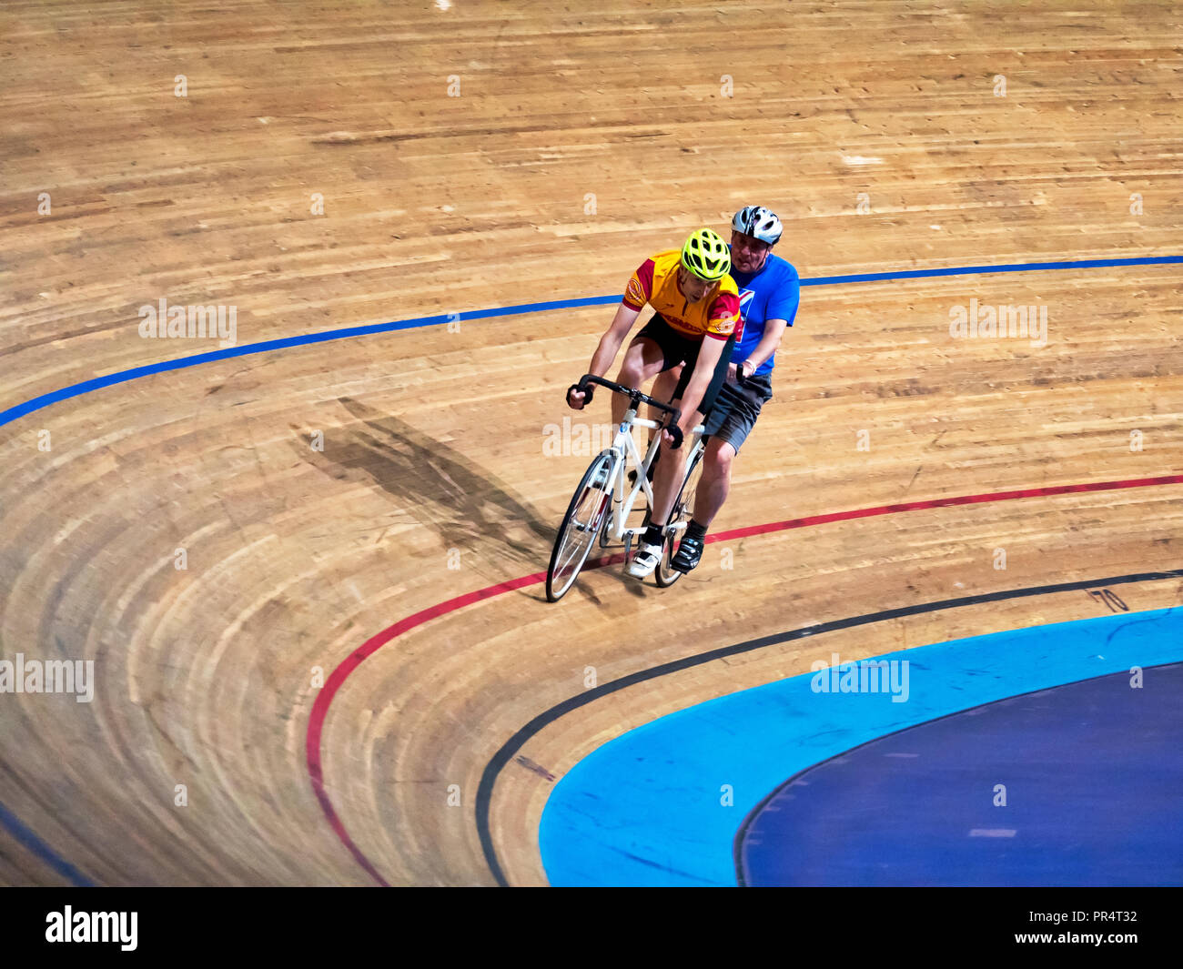 Derby, Royaume-Uni. 28 Septembre, 2018. Blind author Simon Mahoney équitation leurs sur un tandem dans le Derby Arena pour anciens combattants aveugles Vélodrome UK Vendredi 28 Septembre 2018 De : Doug Blane/Alamy Live News Banque D'Images