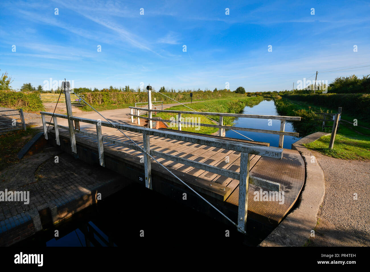 Couverture, Somerset, Royaume-Uni. 29 septembre 2018. Météo britannique. Soleil et ciel bleu clair à un pont tournant, qui traverse le canal Bridgwater et Taunton Somerset en couverture près de. Crédit photo : Graham Hunt/Alamy Live News Banque D'Images