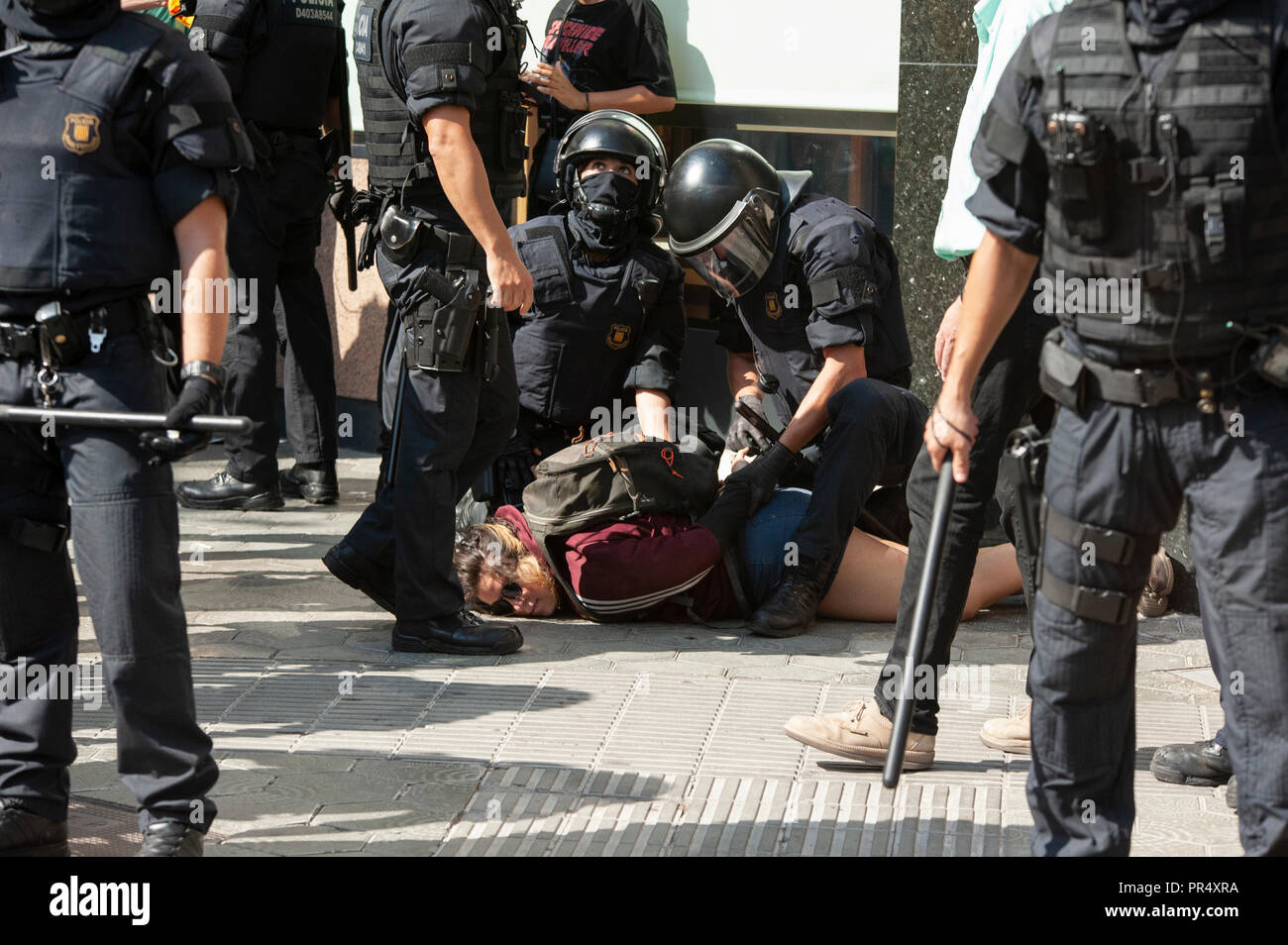 Barcelone. 29 Septembre, 2018. La Catalogne des partisans de l'indépendance du conflit avec les Mossos d'Esquadra policiers comme ils protestent contre une manifestation pour commémorer leur opération pour empêcher la Catalogne 2017 Référendum sur l'indépendance. Crédit : Charlie PÃ©rez / Alamy Live News Banque D'Images