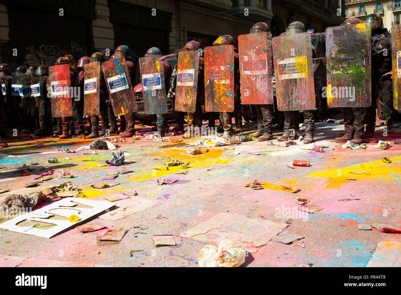 Barcelone. 29 Septembre, 2018. La Catalogne des partisans de l'indépendance du conflit avec les Mossos d'Esquadra policiers comme ils protestent contre une manifestation pour commémorer leur opération pour empêcher la Catalogne 2017 Référendum sur l'indépendance. Crédit : Charlie PÃ©rez / Alamy Live News Banque D'Images