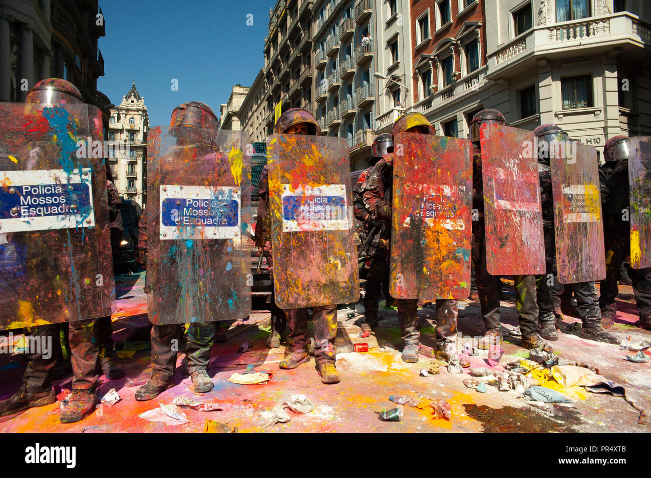 Barcelone. 29 Septembre, 2018. La Catalogne des partisans de l'indépendance du conflit avec les Mossos d'Esquadra policiers comme ils protestent contre une manifestation pour commémorer leur opération pour empêcher la Catalogne 2017 Référendum sur l'indépendance. Crédit : Charlie Pérez / Alamy Live News Banque D'Images