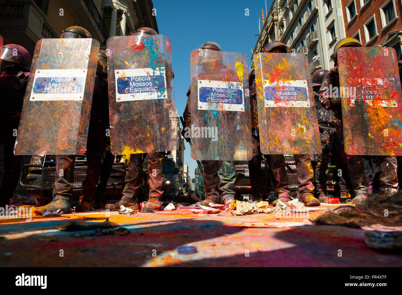 Barcelone. 29 Septembre, 2018. La Catalogne des partisans de l'indépendance du conflit avec les Mossos d'Esquadra policiers comme ils protestent contre une manifestation pour commémorer leur opération pour empêcher la Catalogne 2017 Référendum sur l'indépendance. Crédit : Charlie Pérez / Alamy Live News Banque D'Images