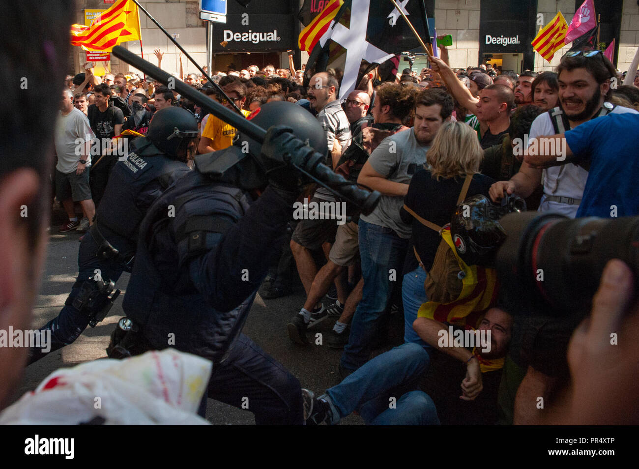 Barcelone. 29 Septembre, 2018. La Catalogne des partisans de l'indépendance du conflit avec les Mossos d'Esquadra policiers comme ils protestent contre une manifestation pour commémorer leur opération pour empêcher la Catalogne 2017 Référendum sur l'indépendance. Crédit : Charlie Pérez / Alamy Live News Banque D'Images