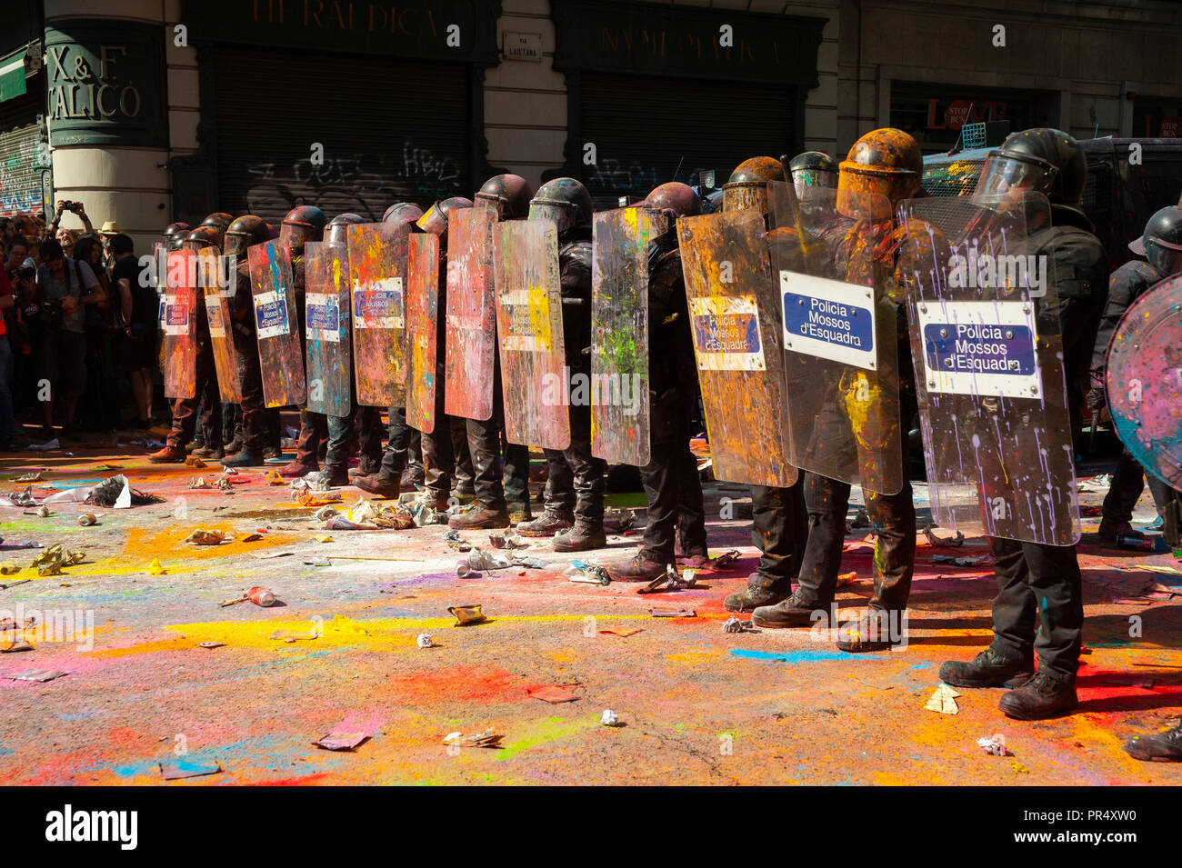 Barcelone. 29 Septembre, 2018. La Catalogne des partisans de l'indépendance du conflit avec les Mossos d'Esquadra policiers comme ils protestent contre une manifestation pour commémorer leur opération pour empêcher la Catalogne 2017 Référendum sur l'indépendance. Crédit : Charlie Pérez / Alamy Live News Banque D'Images