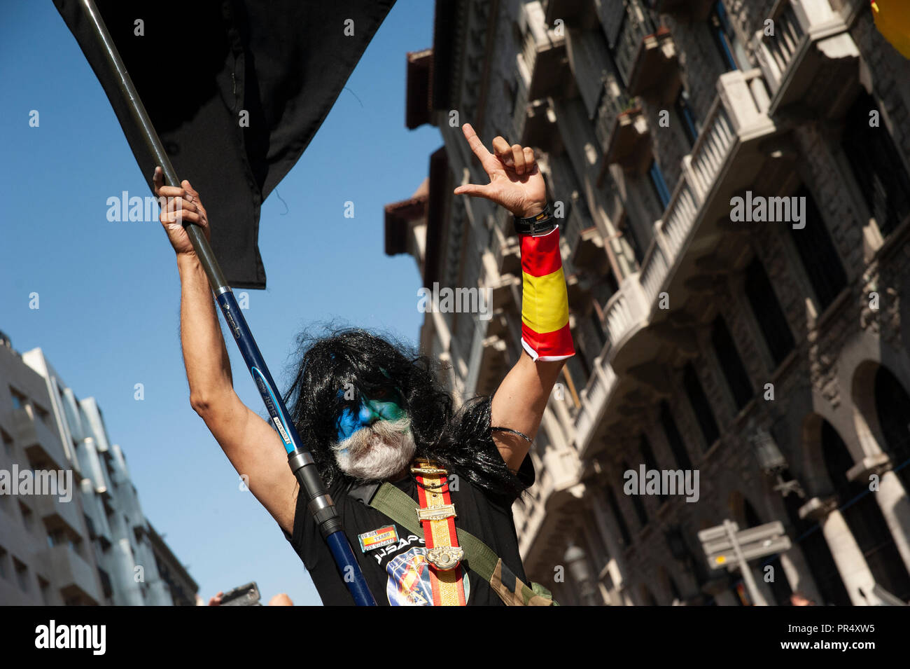 Barcelone. 29 Septembre, 2018. La Catalogne des partisans de l'indépendance du conflit avec les Mossos d'Esquadra policiers comme ils protestent contre une manifestation pour commémorer leur opération pour empêcher la Catalogne 2017 Référendum sur l'indépendance. Crédit : Charlie Pérez / Alamy Live News Banque D'Images