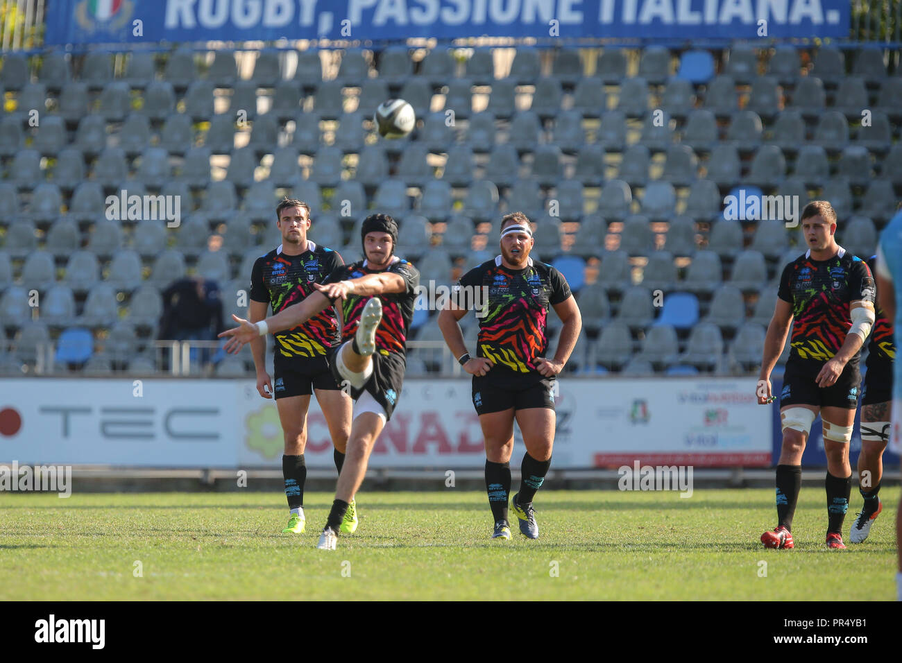 Parme, Italie. 29 Septembre, 2018. Zebre's fly moitié Carlo Canna entre en contact lors du match contre Tottenham Hotspur en 5 ronde de Guinness14 2018 PRO 2019©Massimiliano Carnabuci/Alamy live news Banque D'Images