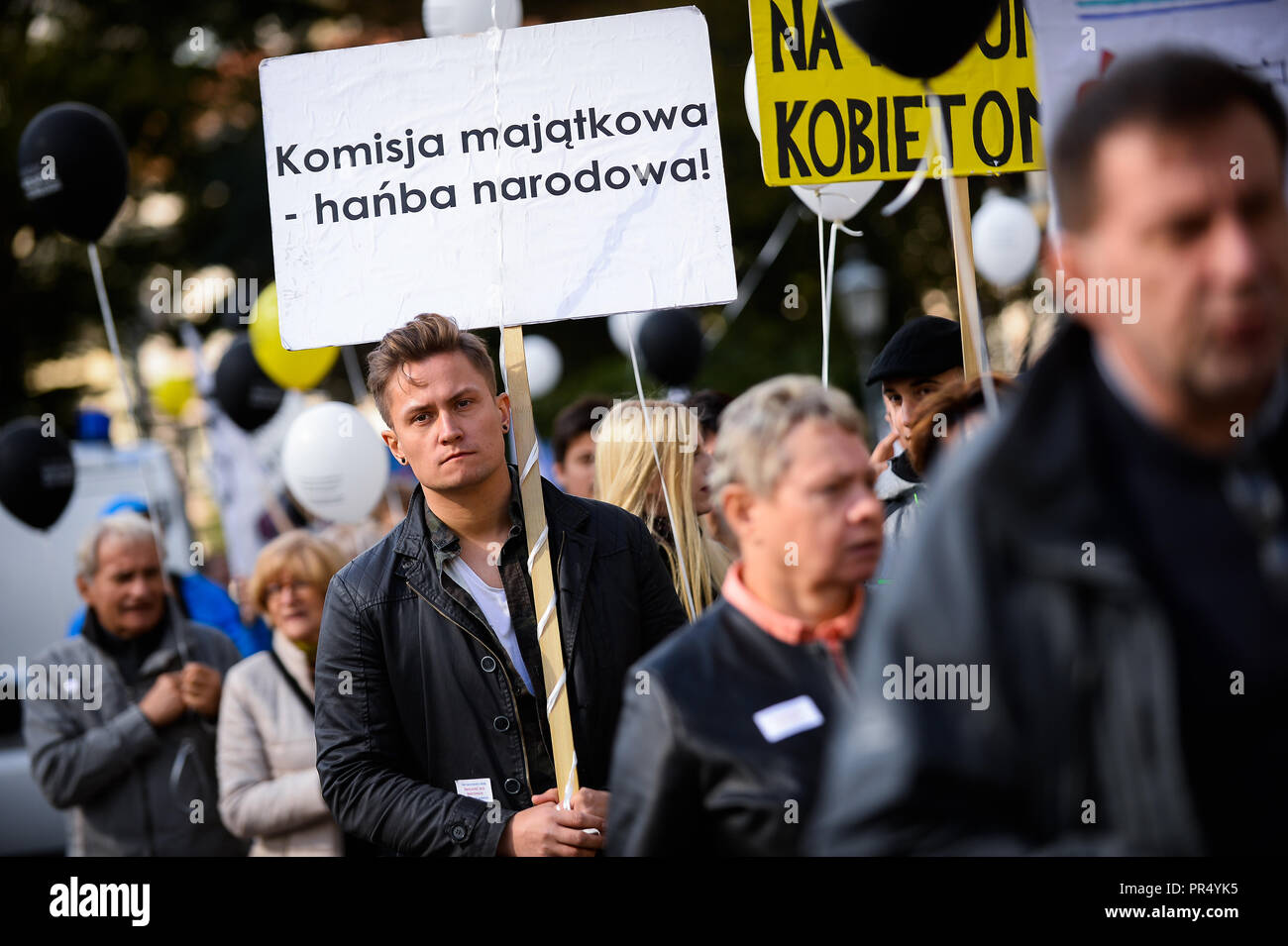 Cracovie, Pologne. Sep 29, 2018. Un homme vu la tenue d'une commission de courtage écrit affiche - drapeau national pendant l'March.Organizers de Cracovie le jours de la laïcité et de bord mars ensemble pour la laïcité de l'État polonais. Il s'agit de débats et de discussions au cours de ce programme. Credit : Omar Marques/SOPA Images/ZUMA/Alamy Fil Live News Banque D'Images