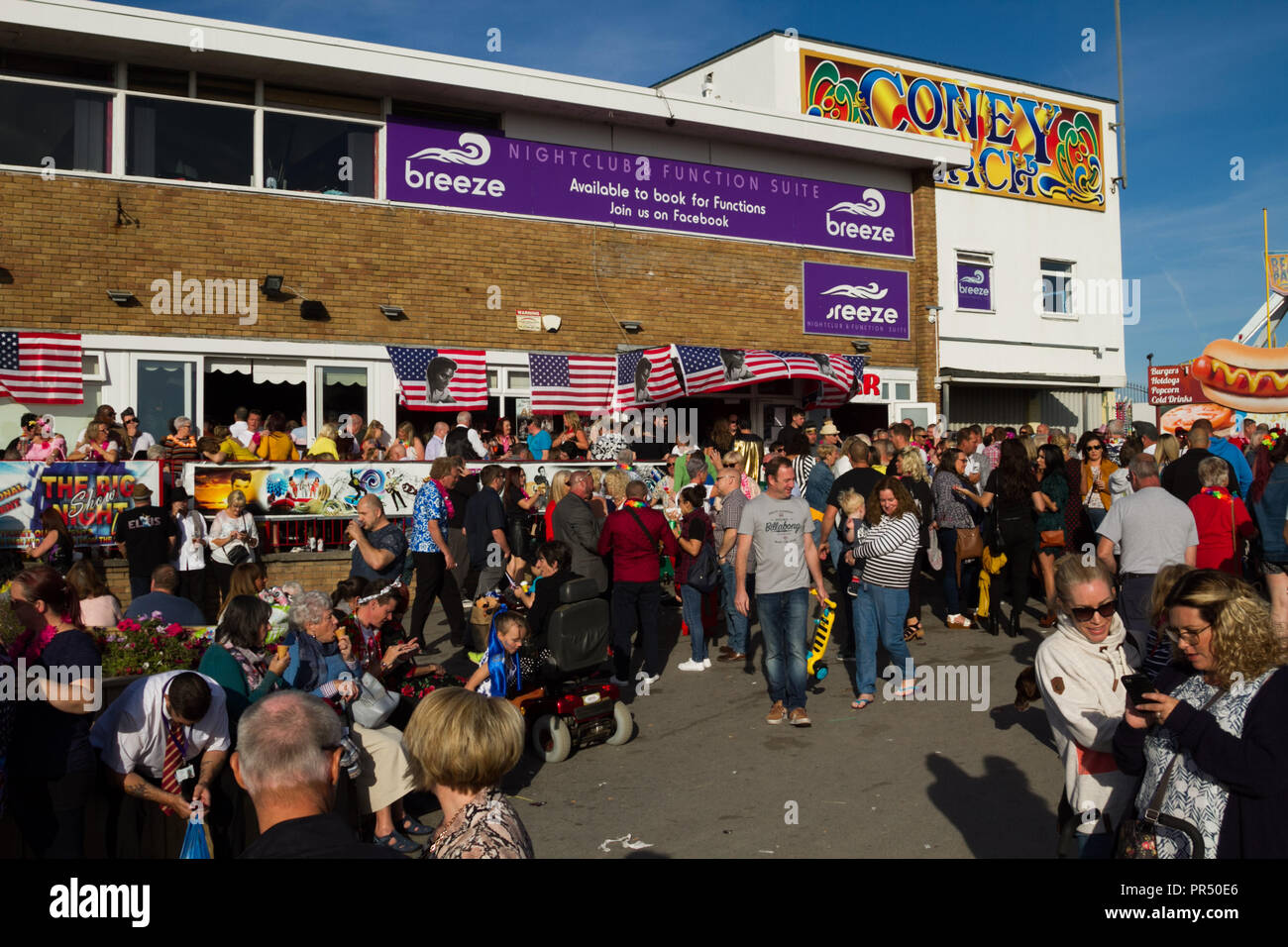 Elvis Porthcawl, Festival, dans le sud du Pays de Galles, Royaume-Uni. 29 septembre 2018. Météo France : Le temps chaud aujourd'hui, rassemble des milliers de fans d'Elvis, de descendre sur la ville ce week-end pour l'événement annuel en l'honneur du roi. 35 000 sont attendus cette semaine. Les imitateurs d'Elvis effectuer dans l'ensemble de lieux dans le monde en Porthcawl événement populaire de plus en plus. Crédit : Andrew Bartlett/Alamy Live News Banque D'Images