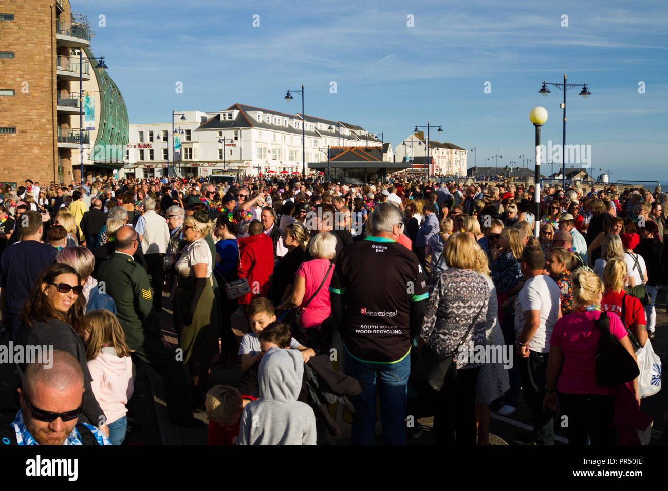 Elvis Porthcawl, Festival, dans le sud du Pays de Galles, Royaume-Uni. 29 septembre 2018. Météo France : Le temps chaud aujourd'hui, rassemble des milliers de fans d'Elvis, de descendre sur la ville ce week-end pour l'événement annuel en l'honneur du roi. 35 000 sont attendus cette semaine. Les imitateurs d'Elvis effectuer dans l'ensemble de lieux dans le monde en Porthcawl événement populaire de plus en plus. Crédit : Andrew Bartlett/Alamy Live News Banque D'Images