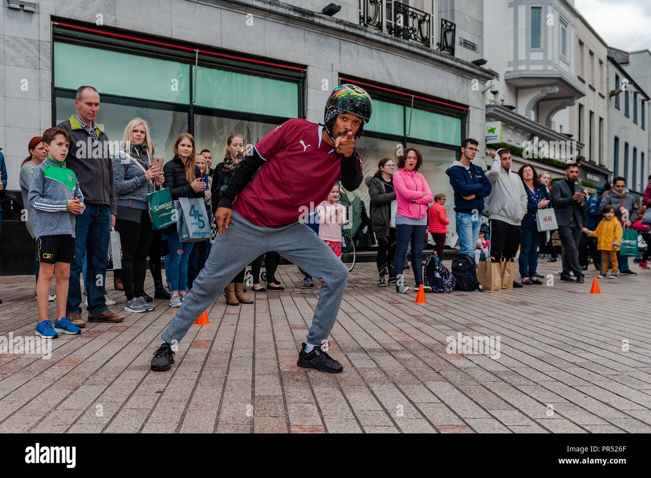 Cork, Irlande. 29 Septembre, 2018. Chopstix de SOG Break Dance Crew de Dublin se produit devant des acheteurs un samedi après-midi. Credit : Andy Gibson/Alamy Live News. Banque D'Images