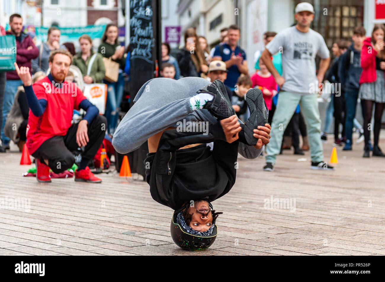 Cork, Irlande. 29 Septembre, 2018. Chopstix de SOG Break Dance Crew de Dublin se produit devant des acheteurs un samedi après-midi. Credit : Andy Gibson/Alamy Live News. Banque D'Images