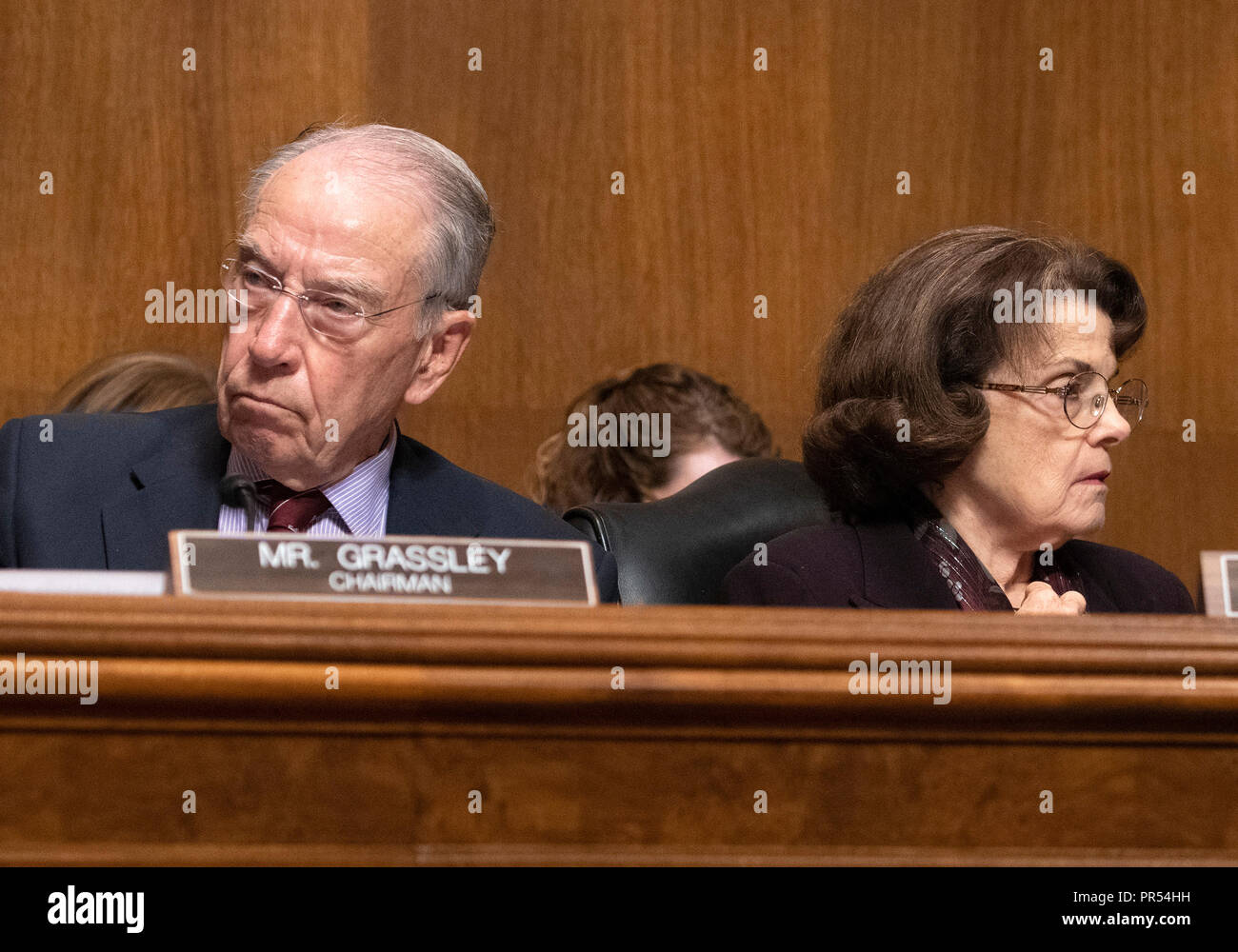 États-unis le sénateur Chuck Grassley (républicain de l'Iowa), président, à gauche, et le sénateur américain Dianne Feinstein (démocrate de Californie), rang, écouter les déclarations d'ouverture que le comité du Sénat américain sur l'appareil judiciaire se réunit afin de voter sur la nomination du juge Brett Kavanaugh pour être juge de la Cour suprême des États-Unis pour remplacer l'ancien juge Anthony Kennedy sur la colline du Capitole à Washington, DC le vendredi 28 septembre, 2018. Si le comité vote en faveur de M. Kavanaugh puis il va à l'ensemble du Sénat US pour un vote final. Credit : Ron Sachs/CNP (restriction : NO New York o Banque D'Images
