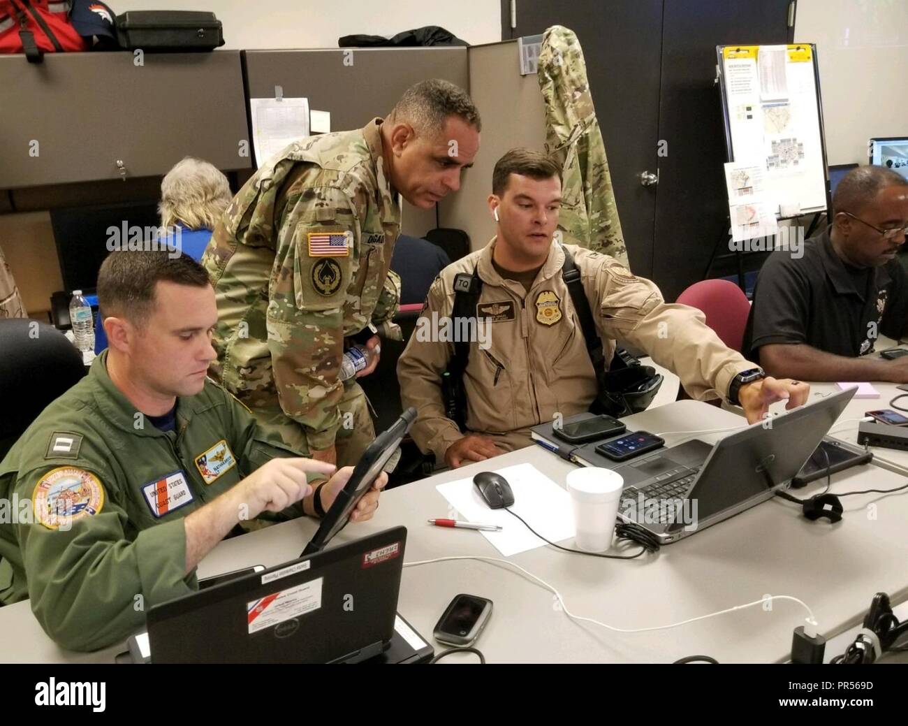 Le Sgt. Le major Alberto Delgado, sergent-major de commandement de l'armée américaine, au nord, est informé par Caroline du Sud Air National Guard aviateurs sur les opérations de recherche et sauvetage menées à l'appui de l'ouragan Florence réponse. Banque D'Images